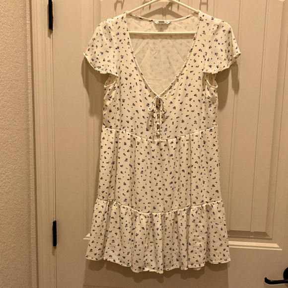 American Eagle V-Neck Flutter Sleeves Flowy Cream Color with Flowers Size M - Picture 1 of 9